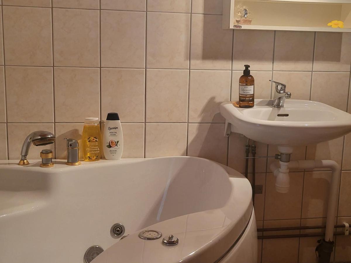 Вилла Minihus Med Stor Traedgardstomt Naera Golf Och Hav Труса Экстерьер фото