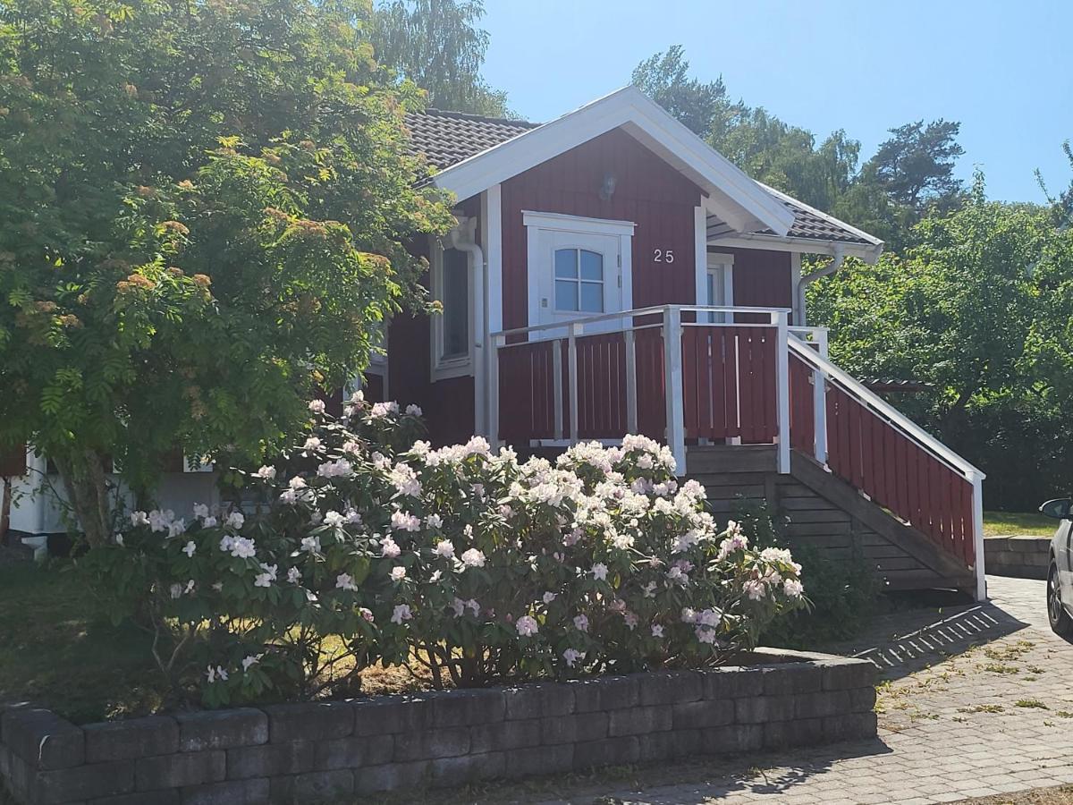 Вилла Minihus Med Stor Traedgardstomt Naera Golf Och Hav Труса Экстерьер фото