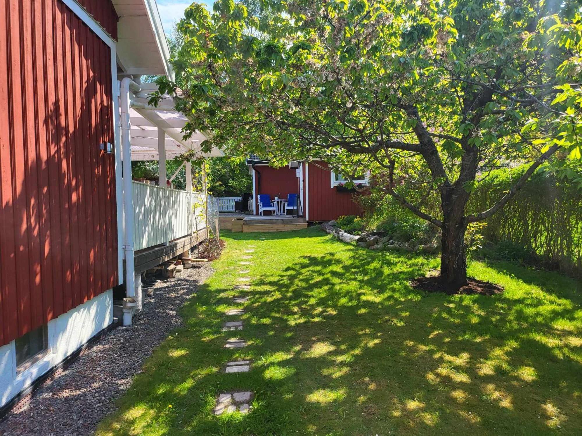 Вилла Minihus Med Stor Traedgardstomt Naera Golf Och Hav Труса Экстерьер фото
